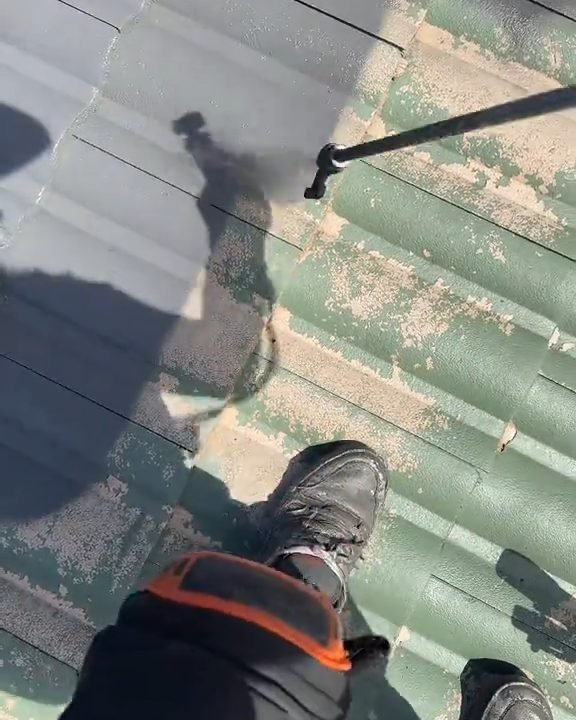 Pressure cleaning a tiled roof: the washed tiles beside the weathered ones